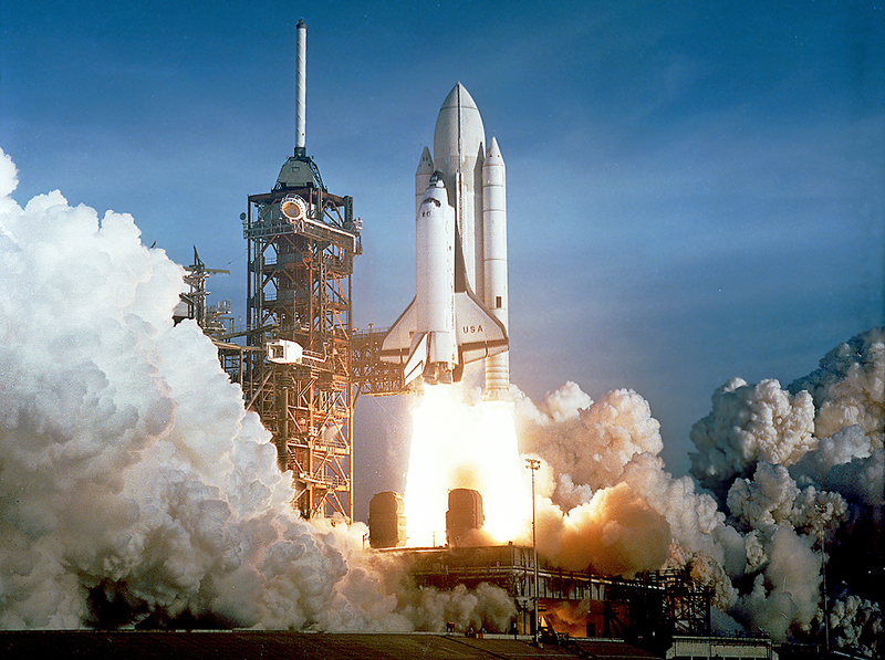 Illustration for article titled This Is Why The Space Shuttle's External Fuel Tank Stopped Being Painted White